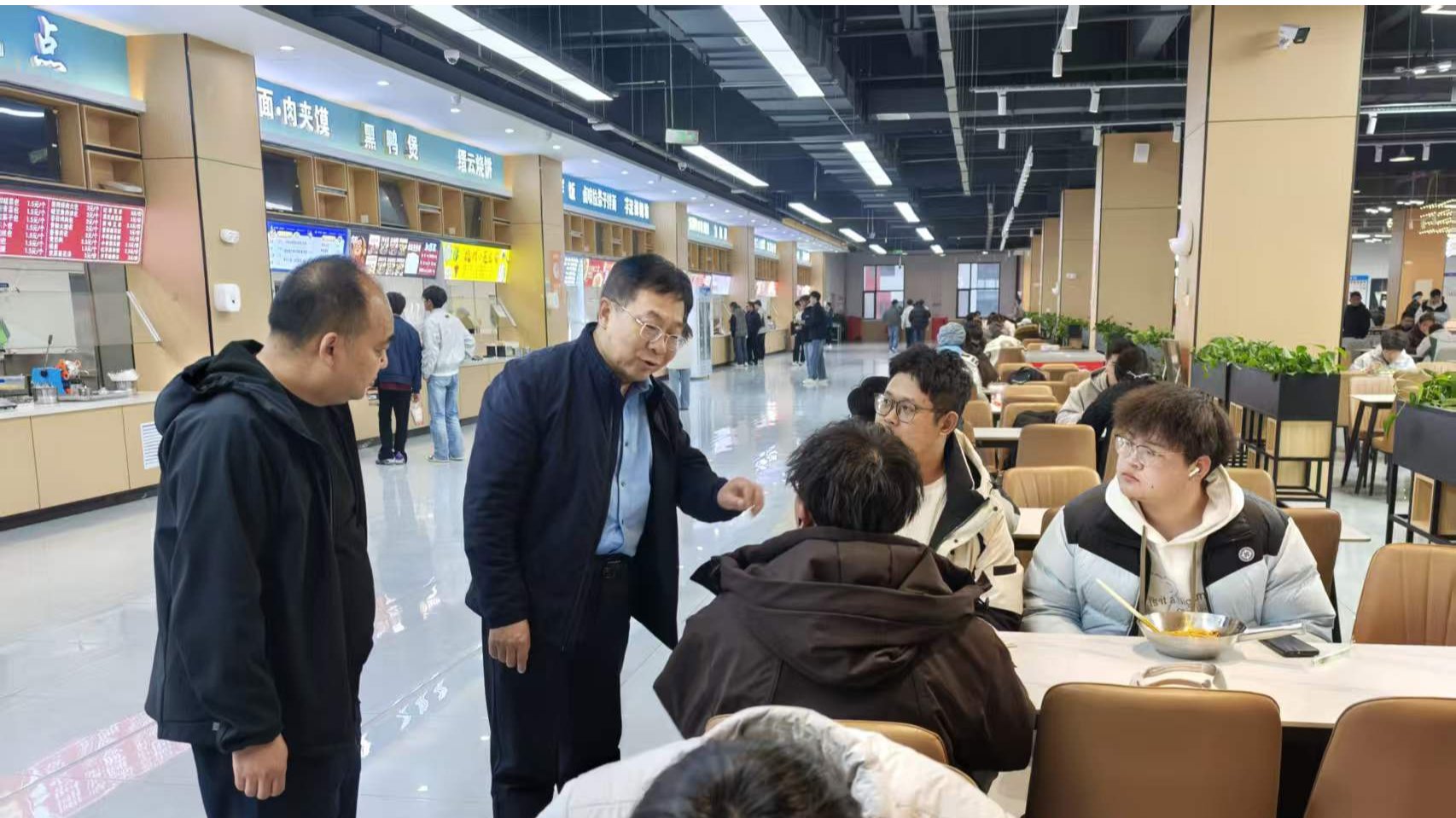 校长刘新辉带队深入学生食堂开展食品安全与供餐保障检查工作