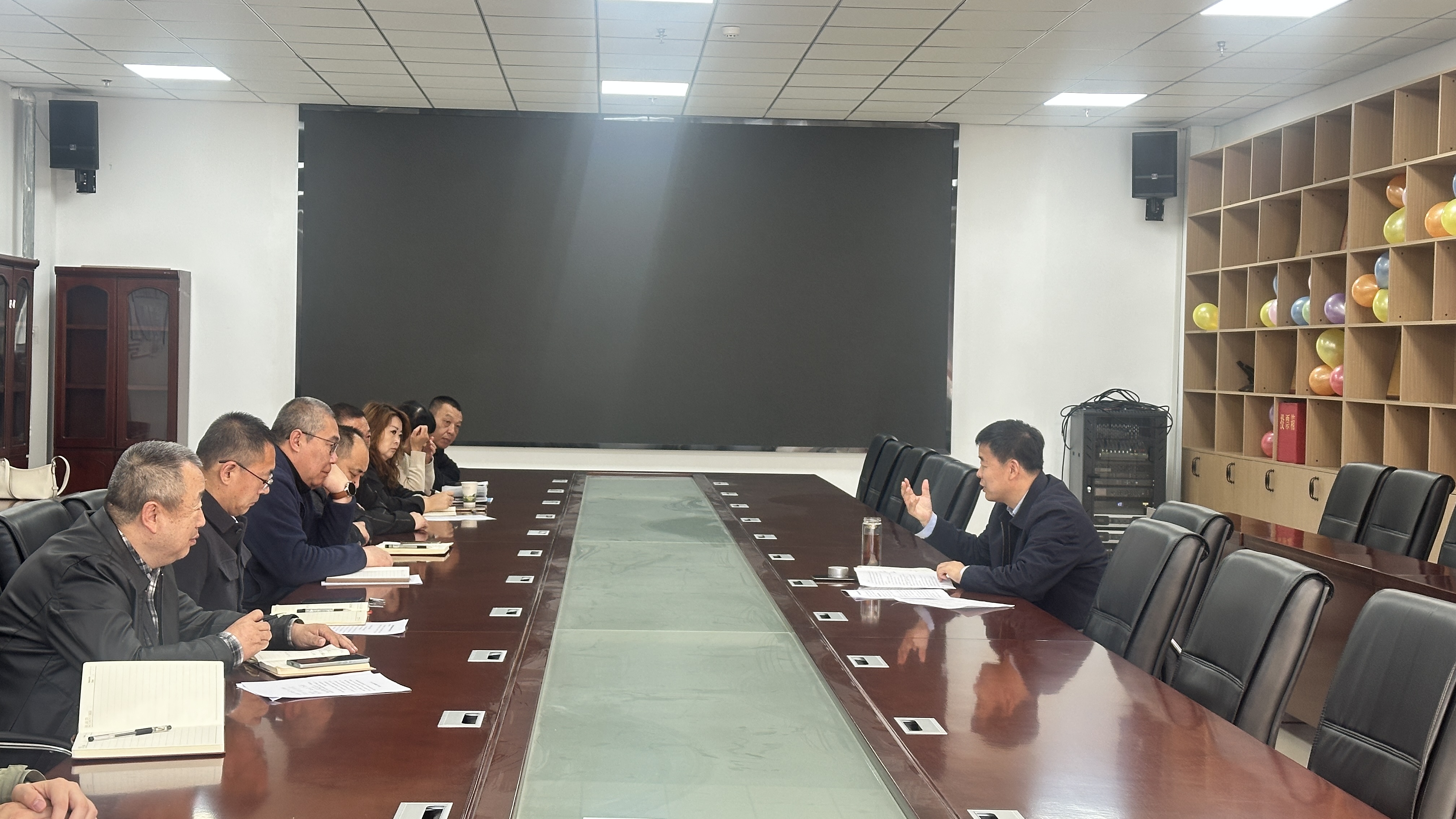 副校长王佰成深入后勤管理处指导工作